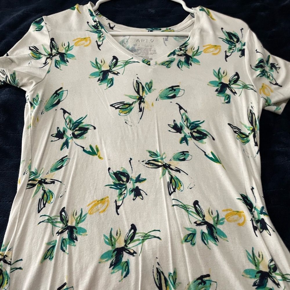 Womens v neck T shirt
